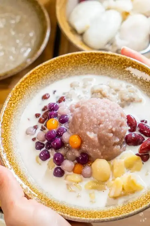 店里的人气王「多宝椰奶烧仙草」,每天手工制作芋泥