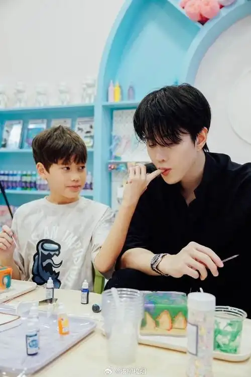 泰国娱乐#mike吴翊歌与儿子maxwell.很温馨的亲子时光.