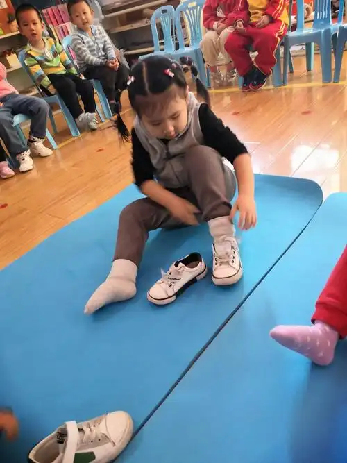 伶俐双语航空幼儿园小一班生活篇—"我最棒穿鞋比赛"