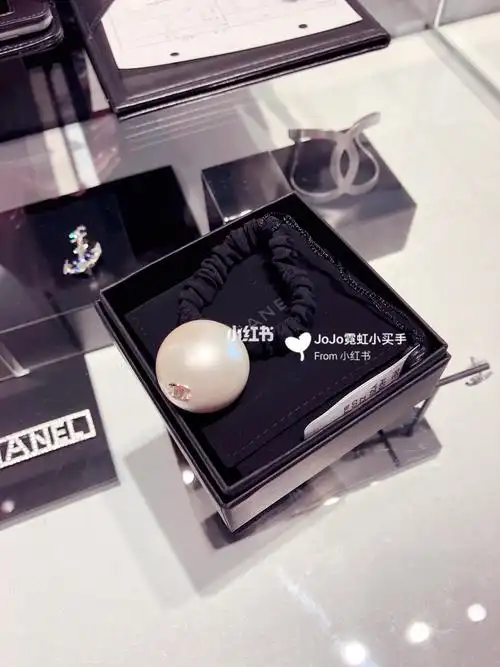 香奈儿 香奈儿大珍珠头绳,也是他家爆款,短发的拿来套手绳也是美眠照