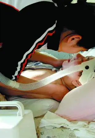 17岁的于楠趴在母亲床前无助抽泣的场景让人不胜唏嘘.