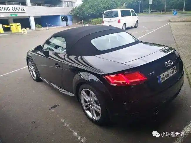 奥迪tt提供四座和双座车型奥迪tt是奥迪公司开发的一款跑车,1998年