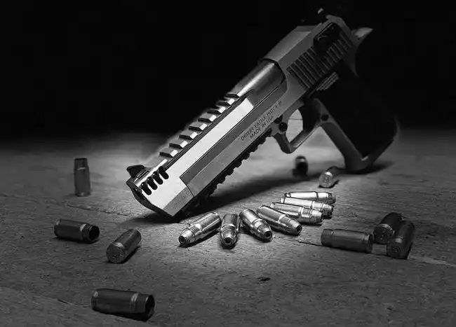 全世界最彪悍的手枪开一枪后手腕骨折口径即正义大就是好