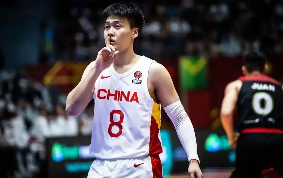 名记质疑裁判吹罚尺度赵睿用实力让客场消音嘘手势引热议