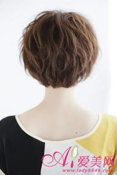 后部弧形蘑菇头的感觉凸显出圆润以及厚重感,纹理的烫发效果洋溢著