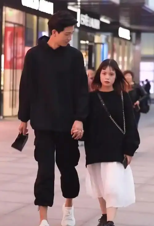身高差35cm的情侣街拍女生腿只有男生一半长这才是爱情