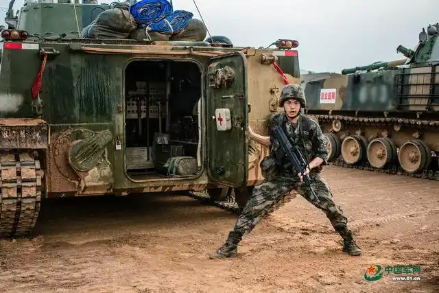 陆军第71集团军某旅实战对抗演练震撼来袭!