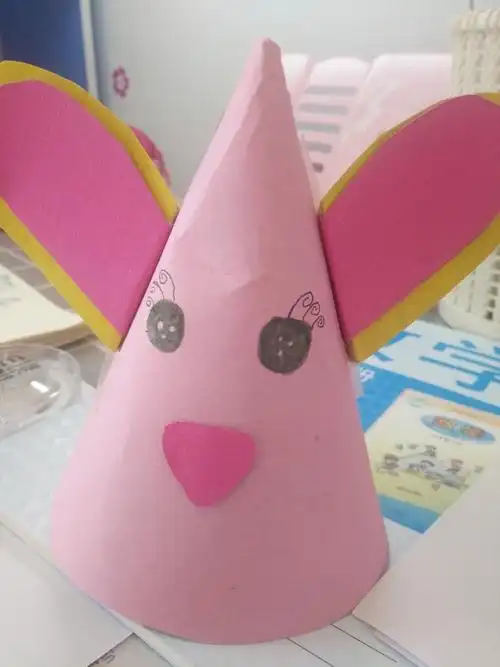 长河小学三年级美术学科手工课《千姿百态的帽子》作品展