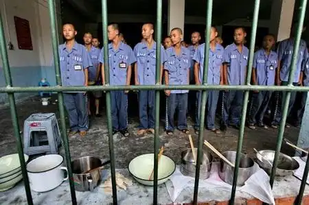 重庆未成年犯集体迁移上车前免戴手铐(组图)