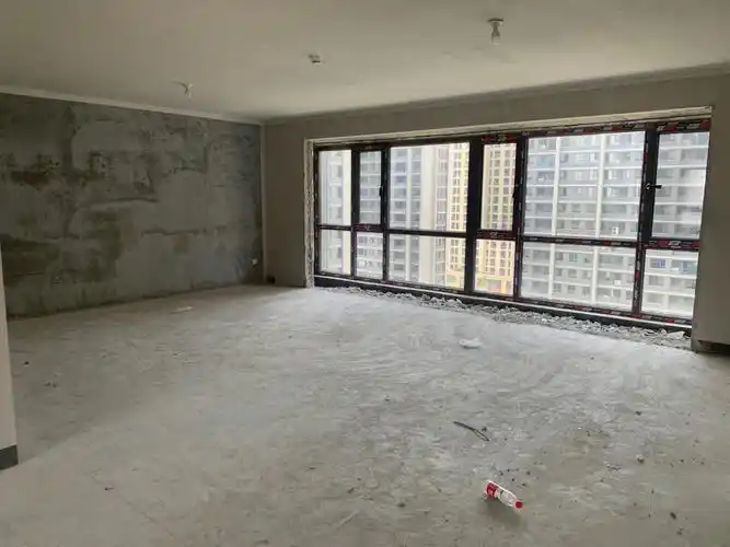 扩落地窗,砸墙,改水电,装中央空调,水泥沙子,瓷砖.下周铺贴.