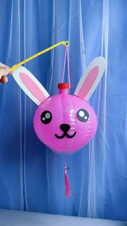 用饮料瓶和气球做了一个小白兔灯笼超可爱赶快收藏吧