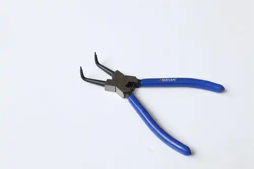 带勾的弯嘴钳子