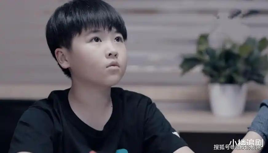 1,田雨岚责怪子悠时,子悠一直抠自身的手指头,手