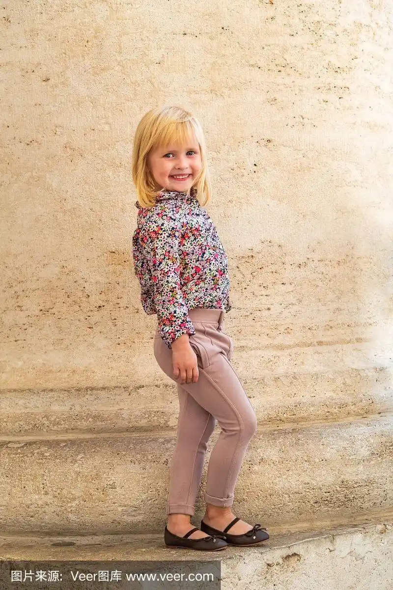 快乐的小女孩的全身像
