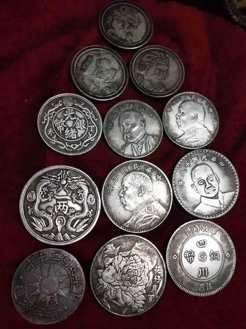 大家好,我有是几个种的中华民国时代的硬币,,我给你们发图片,请大家看