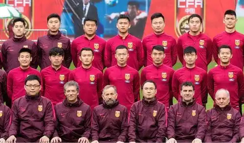 国足最新合影大雷最开心王永珀与蒿俊闵并排站赛前他有话说