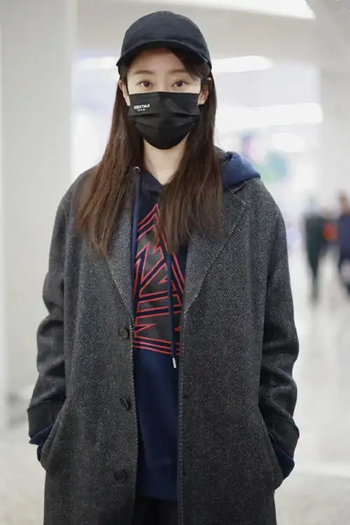 我们看张小斐戴着一顶黑色的鸭舌帽,又看到她戴着一个黑色的口罩,再配