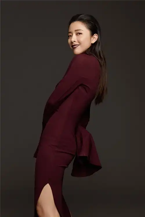 黄小蕾最新秋季写真上线 极简风尚诠释酷美与性感