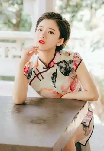 短发配旗袍别有一番韵味儿