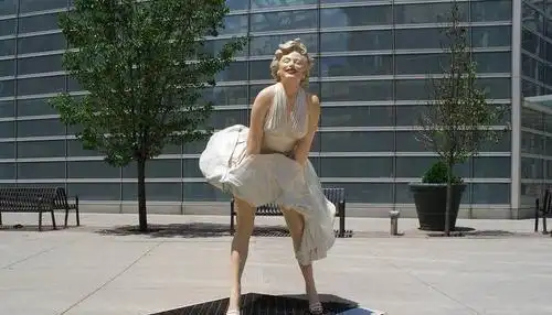 是电影《七年之痒》中梦露被风吹起裙子的样子,这个模样既性感又美丽