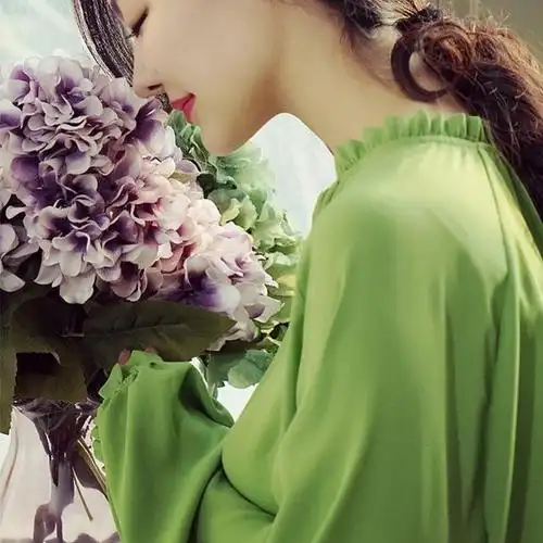 lisa小姐姐这身草木绿的运动套装搭配了今年又流行的金色绒面料,真的