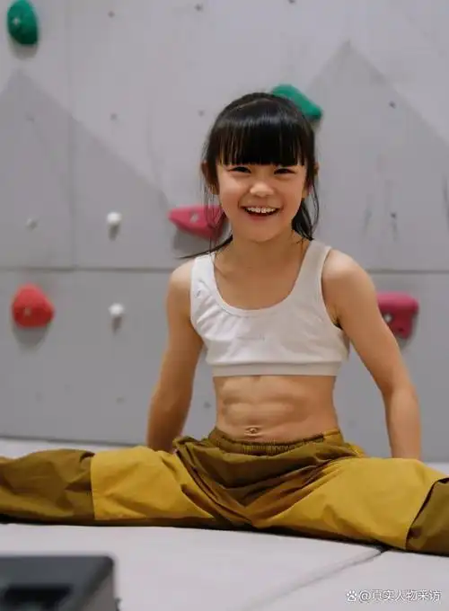 我8岁女孩,带41岁妈妈练攀岩,成为同款马甲线的闺蜜,不怕苦