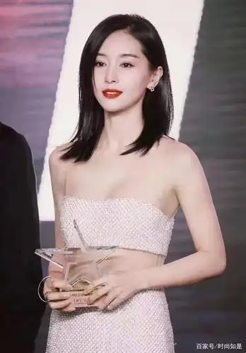 王子文好大胆,穿件"内衣"就登台,苗条身材真"馋人"