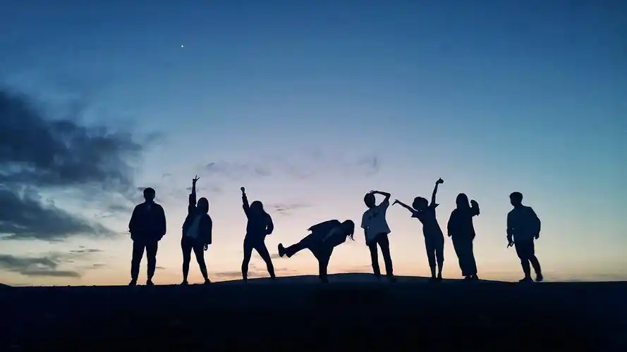 你是喜欢比较自由的一个人旅行,还是喜欢一群人旅行?会去哪里呢?