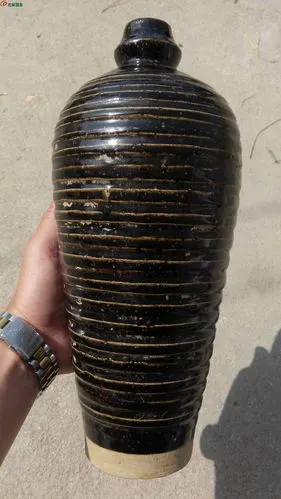 辽金黑釉旋纹梅瓶