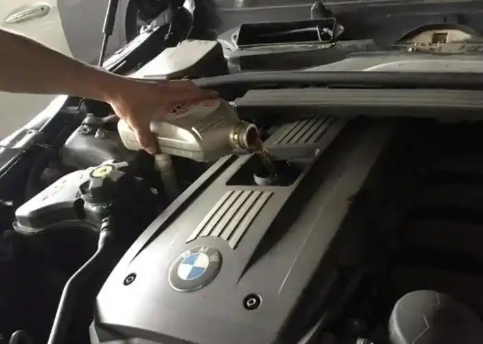 开着宝马3系做保养,换机油发现挺干净的