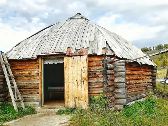 主人自己住的很有特色的蒙古包式木屋.