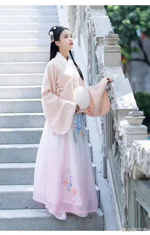 汉服是指传统的汉族服饰,它有着悠久的历史和文化底蕴.