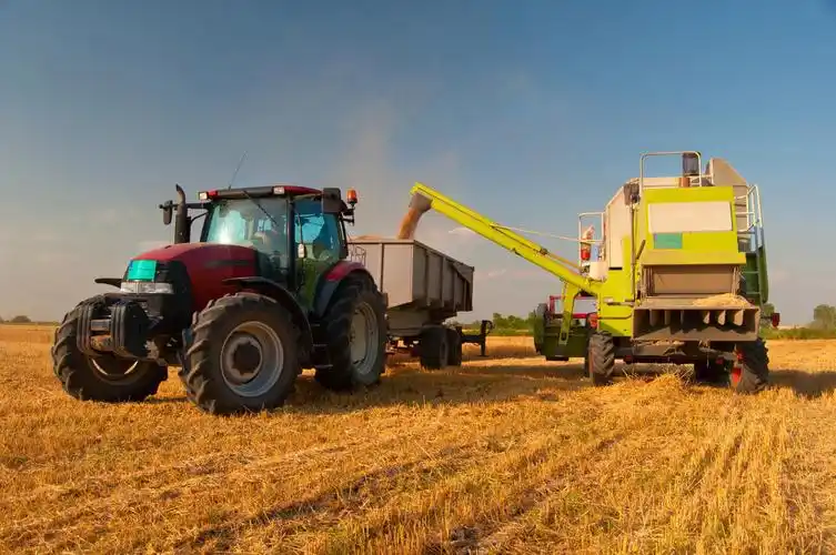 拖拉机收割机收获收割割麦子