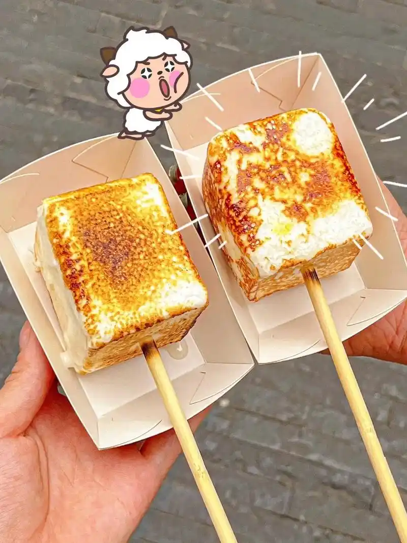 香香甜甜的烤棉花糖冰淇淋  啊 这冰火俩冲天的感觉也太奇妙了 - 抖音