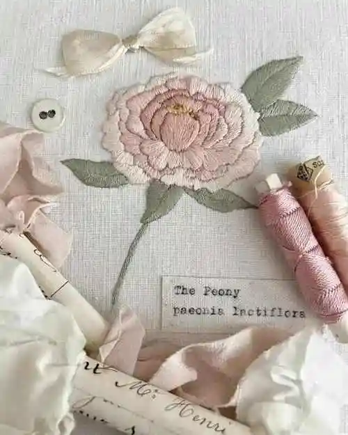 淡淡的优雅刺绣满满的温柔气息