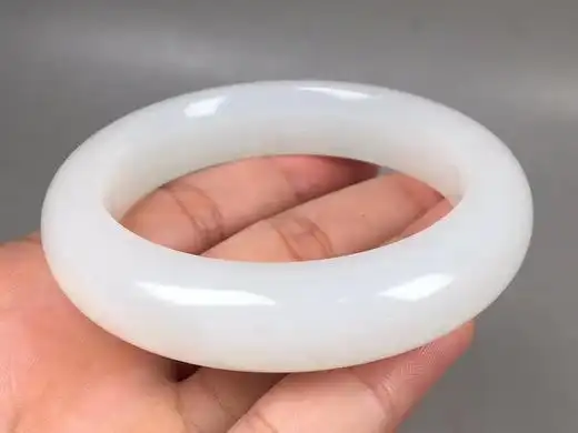 新疆和田玉羊脂白玉,一级羊脂白,肉质细腻,质地油润,脂粉浓郁,过灯无