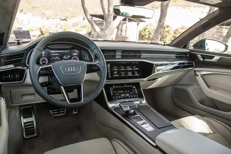 内饰方面,全新a7采用了奥迪家族最新的设计风格,整体布局与此前