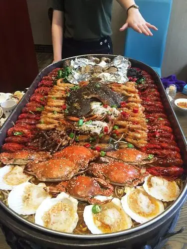 才能吃完,扶墙进扶墙出的节奏~ ▼398元/份 人生得意时,欢聚海陆空!