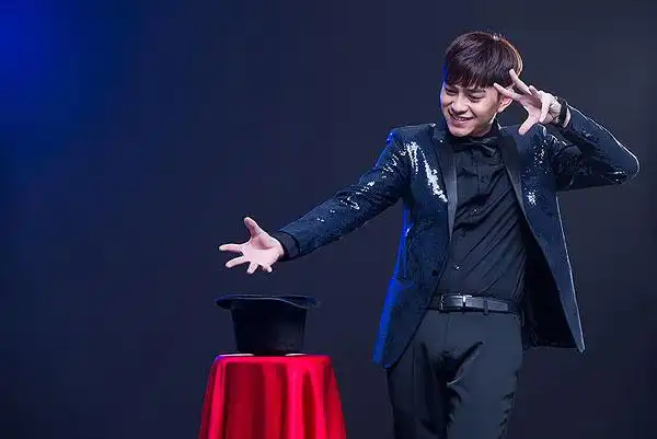 年轻魔术师变魔术