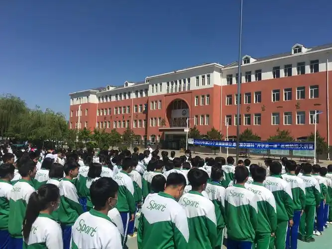 担任此次讲座的是通辽爱尔眼科医院视光主任许林同志.