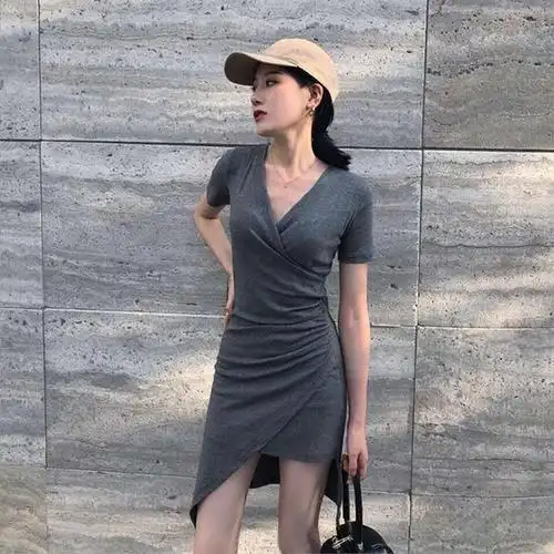 高腰设计很好地展现穿着者性感的身材.