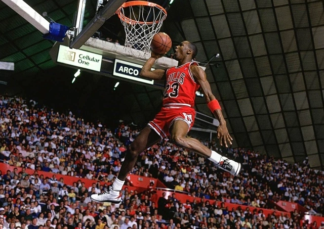 飞跃篮筐,篮球之神乔丹高清扣篮图