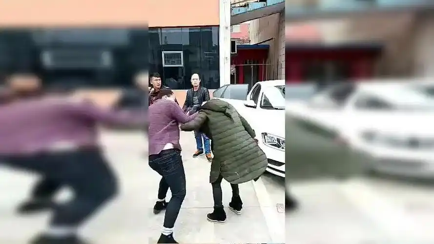 老公出轨被抓,老婆当街暴打小三
