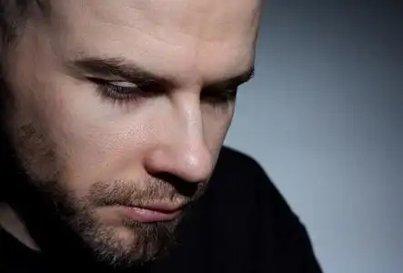 伤心的男人图片