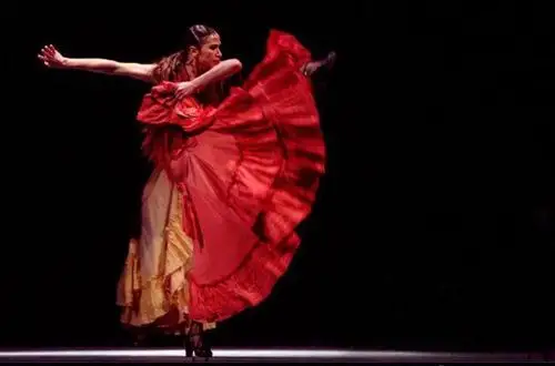 歌剧卡门中吉普赛女郎卡门烈焰红唇脚踩高跟鞋,一曲热情似火的探戈