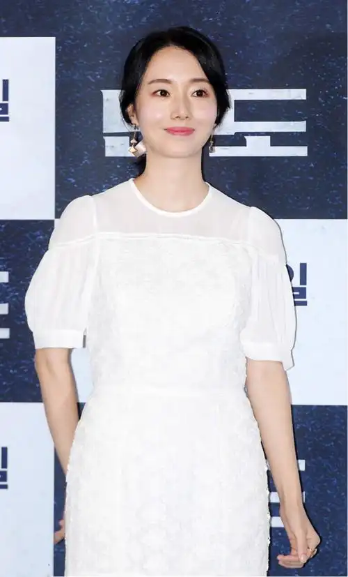 42岁的李贞贤气质依旧在,穿"小白裙"优雅温柔,丝毫不显得老气