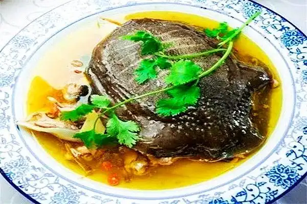 准备食材:甲鱼600克,火腿150克,香菇(干)5克,猪油(板油)15克,姜5克