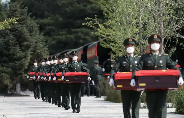9月2日,志愿军烈士的遗骸抵达沈阳抗美援朝烈士陵园.