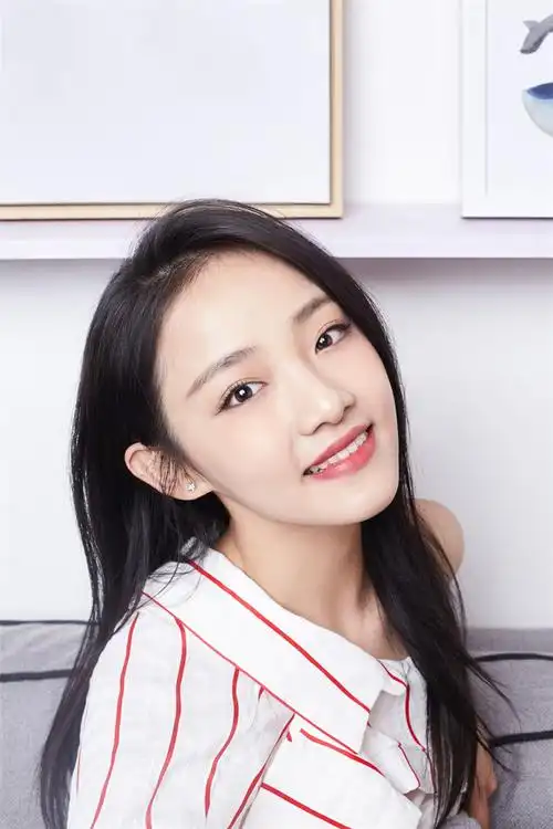 吴佳怡最新写真曝光条纹衬衫甜美可人充满灵气