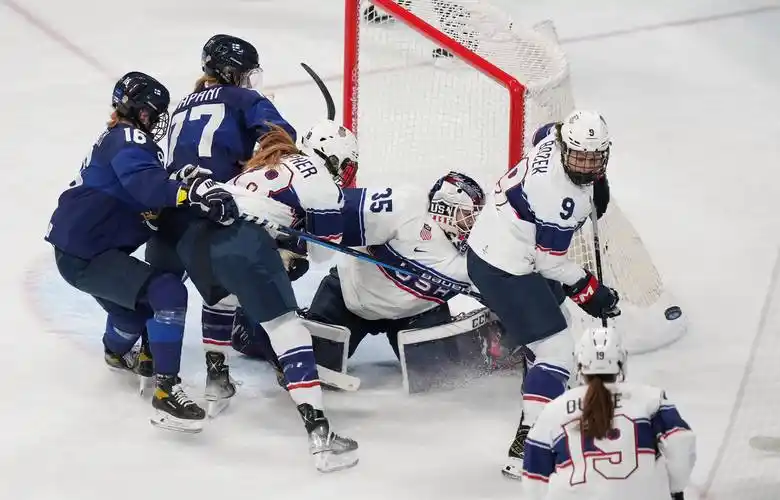 冰球女子小组赛美国队战胜芬兰队
